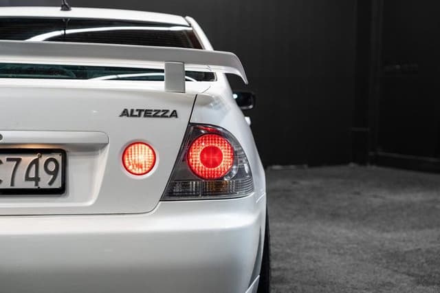 2001 Toyota Altezza JDM car for sale — photo 14 of 19