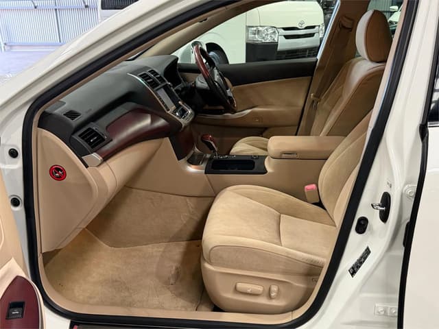 2010 Toyota Crown JDM car for sale — photo 18 of 21