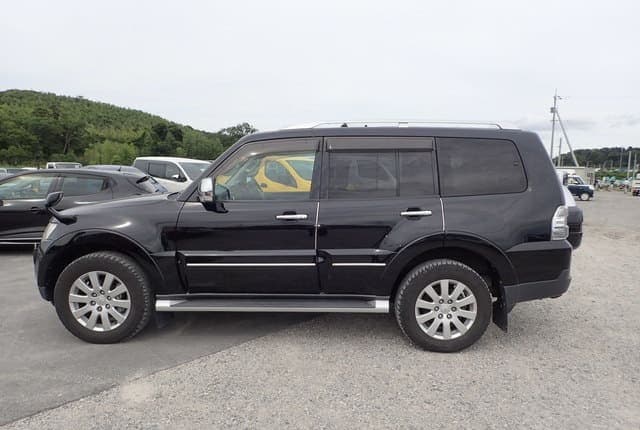 2007 Mitsubishi Pajero JDM car for sale — photo 2 of 25