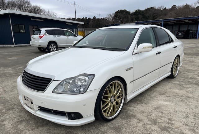 2005 Toyota Crown JDM car for sale — photo 3 of 25