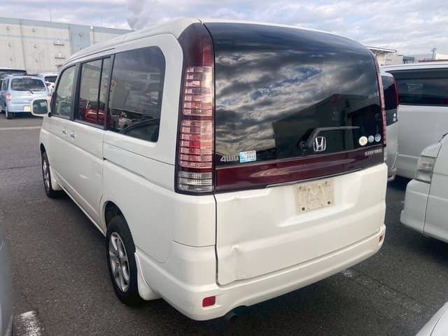 2005 Honda Stepwagon JDM car for sale — photo 2 of 8