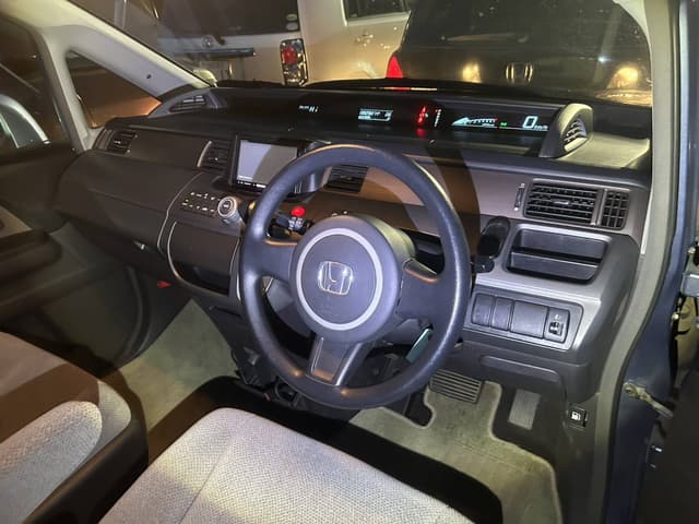 2006 Honda Stepwagon JDM car for sale — photo 5 of 8