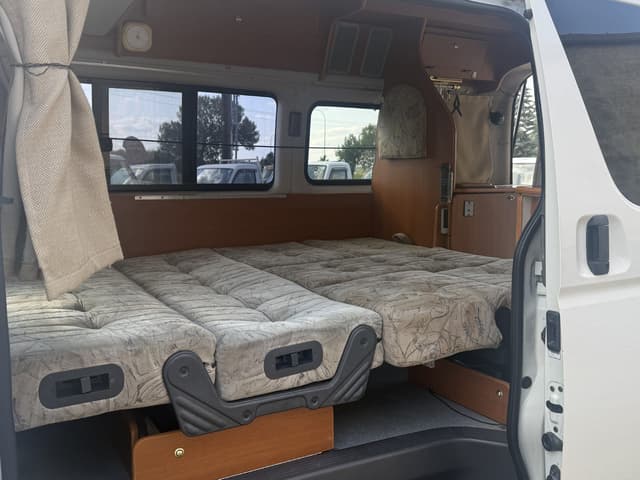 2005 Toyota HiAce JDM car for sale — photo 10 of 17