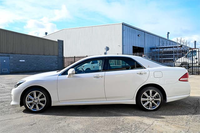 2010 Toyota Crown JDM car for sale — photo 6 of 22