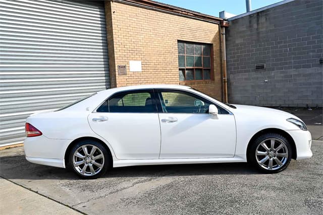 2010 Toyota Crown JDM car for sale — photo 12 of 22