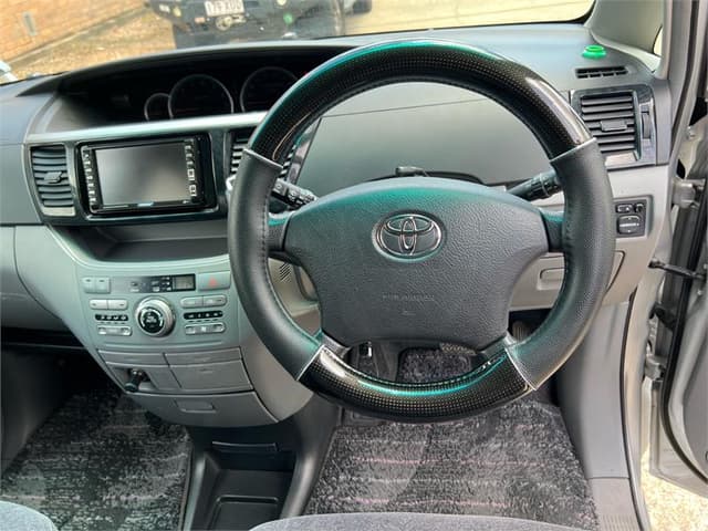 2006 Toyota Voxy JDM car for sale — photo 13 of 18