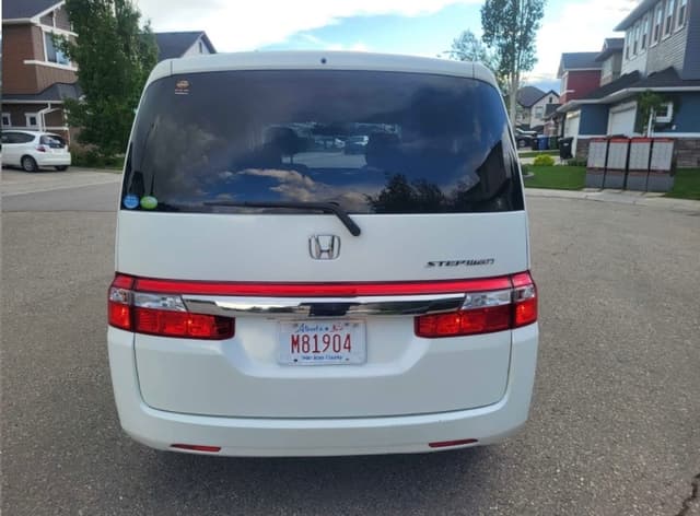 2009 Honda Stepwagon JDM car for sale — photo 6 of 12