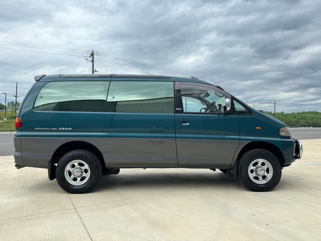 1998 Mitsubishi Delica JDM car for sale — photo 10 of 25