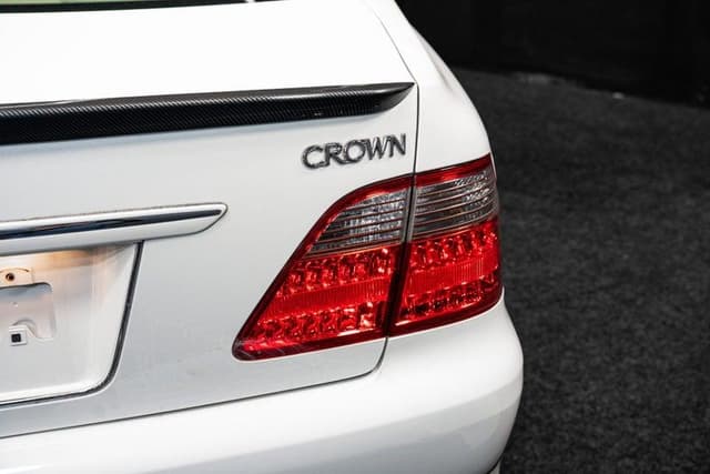 2005 Toyota Crown JDM car for sale — photo 3 of 18