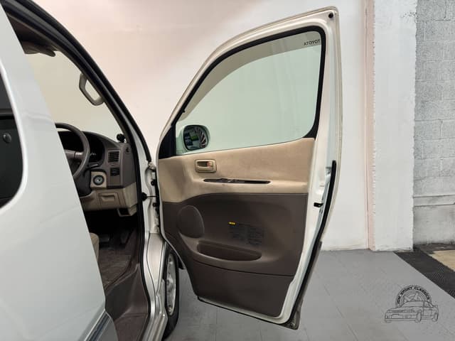 1999 Toyota Granvia JDM car for sale — photo 23 of 25