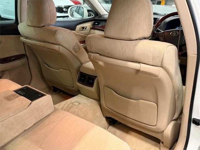 2010 Toyota Crown JDM car for sale — photo 16 of 21