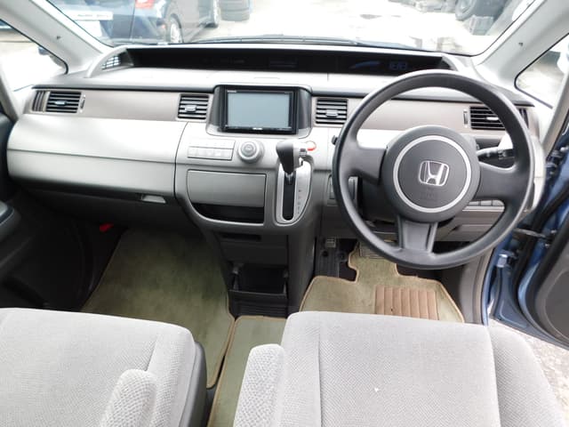 2006 Honda Stepwagon JDM car for sale — photo 4 of 8