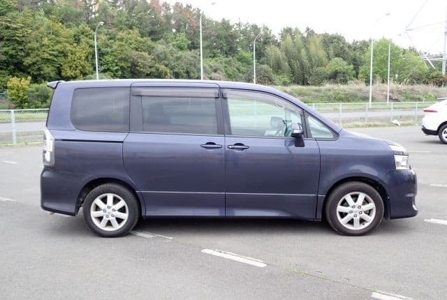 2008 Toyota Voxy JDM car for sale — photo 5 of 25