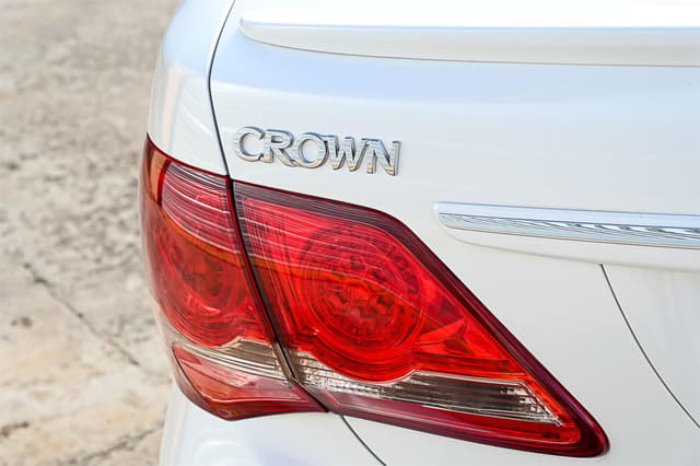 2010 Toyota Crown JDM car for sale — photo 9 of 22