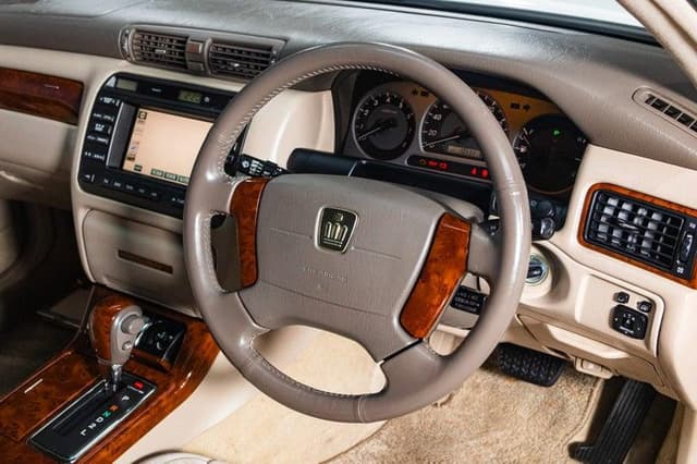 2002 Toyota Crown JDM car for sale — photo 13 of 16