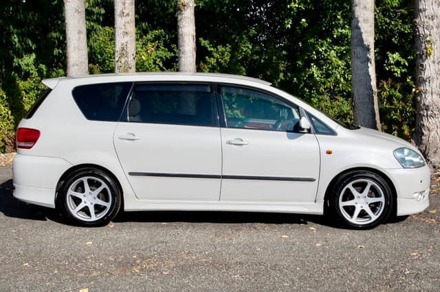 2001 Toyota Ipsum JDM car for sale — photo 8 of 25