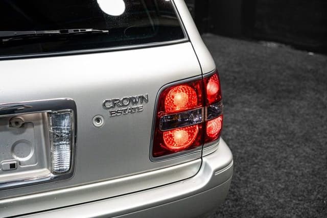 2005 Toyota Crown JDM car for sale — photo 2 of 16