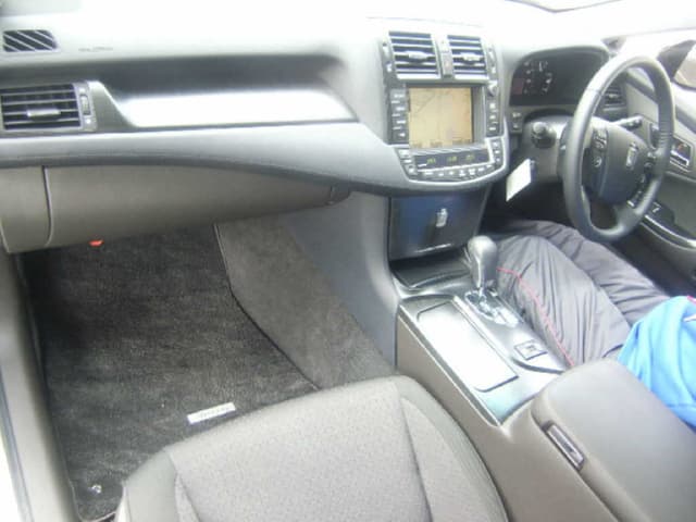 2008 Toyota Crown JDM car for sale — photo 3 of 6