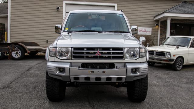 1998 Mitsubishi Pajero JDM car for sale — photo 2 of 9