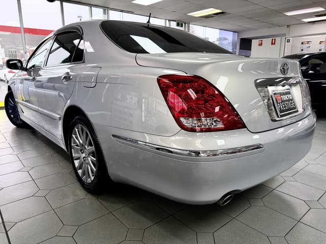 2005 Toyota Crown JDM car for sale — photo 3 of 5