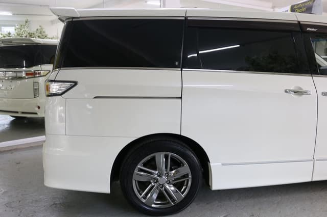 2010 Nissan Elgrand JDM car for sale — photo 9 of 25