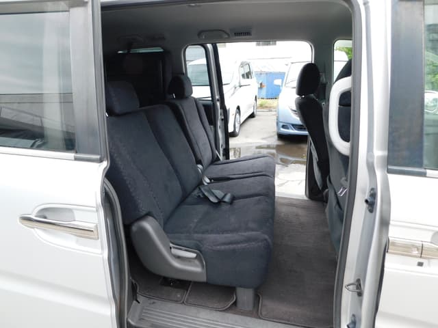 2006 Honda Stepwagon JDM car for sale — photo 4 of 8