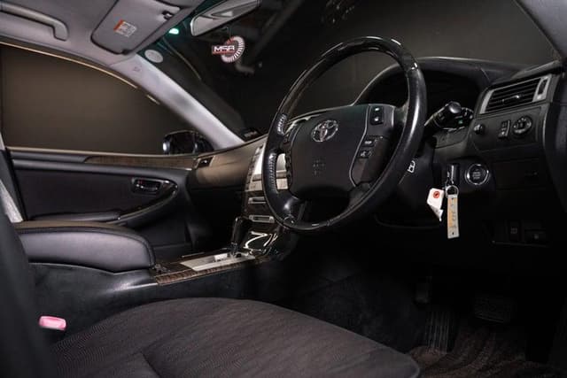 2004 Toyota Majesta JDM car for sale — photo 14 of 18
