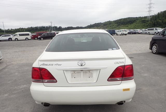 2005 Toyota Crown JDM car for sale — photo 4 of 25