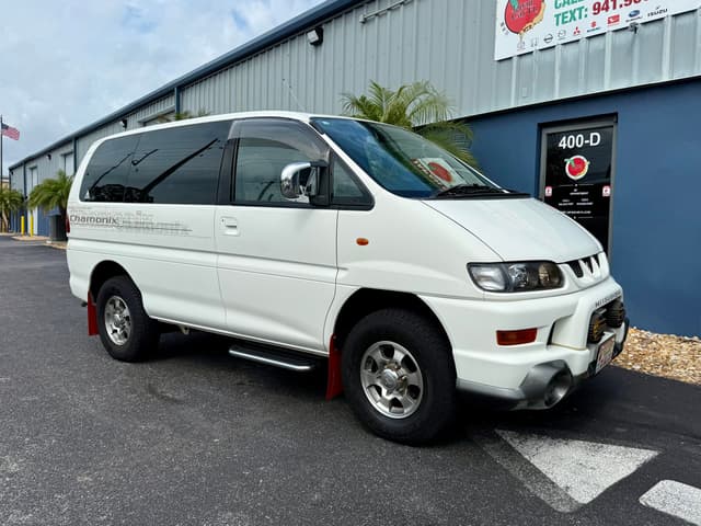 2000 Mitsubishi Delica JDM car for sale — photo 10 of 24