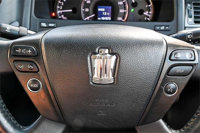2010 Toyota Crown JDM car for sale — photo 17 of 22