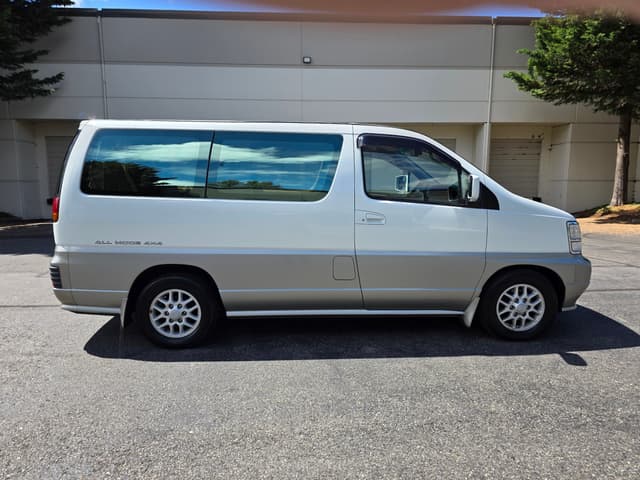 1998 Nissan Elgrand JDM car for sale — photo 2 of 17