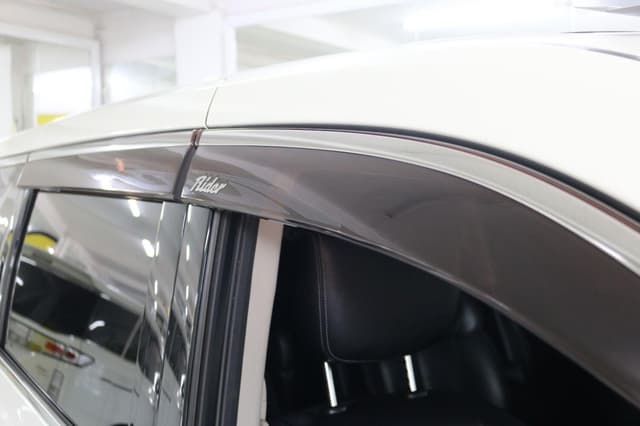 2010 Nissan Elgrand JDM car for sale — photo 13 of 25