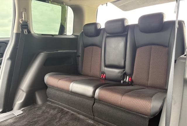 2010 Nissan Elgrand JDM car for sale — photo 17 of 25