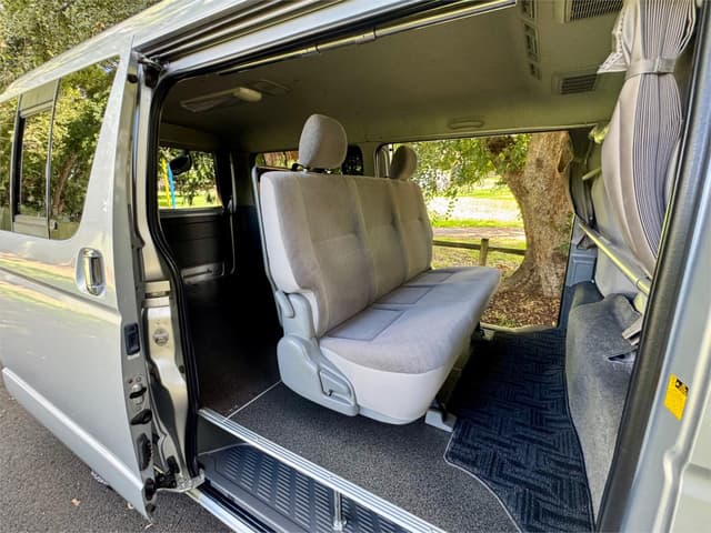 2007 Toyota HiAce JDM car for sale — photo 14 of 23