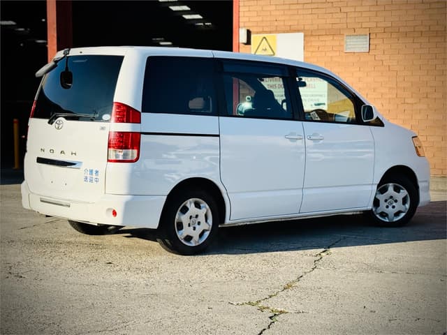 2005 Toyota Voxy JDM car for sale — photo 10 of 25