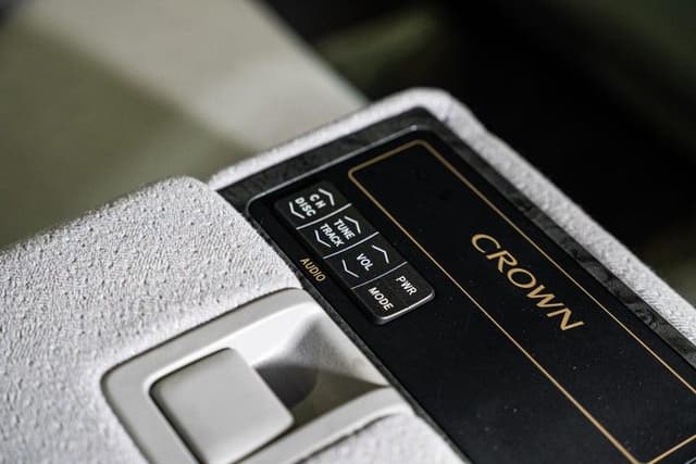 2006 Toyota Crown JDM car for sale — photo 13 of 15