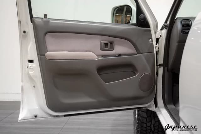 2000 Toyota Hilux Surf JDM car for sale — photo 17 of 25