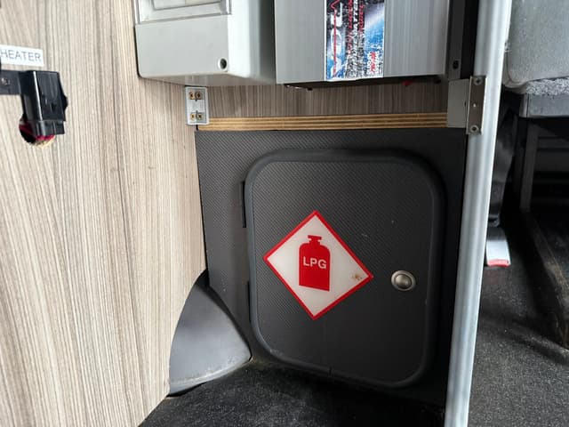 2005 Toyota Alphard JDM car for sale — photo 19 of 25