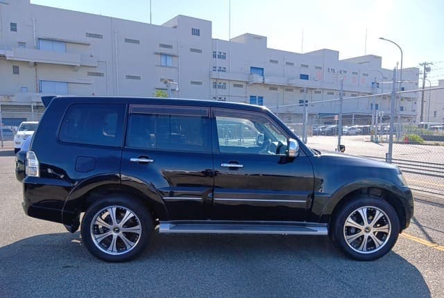 2010 Mitsubishi Pajero JDM car for sale — photo 6 of 25