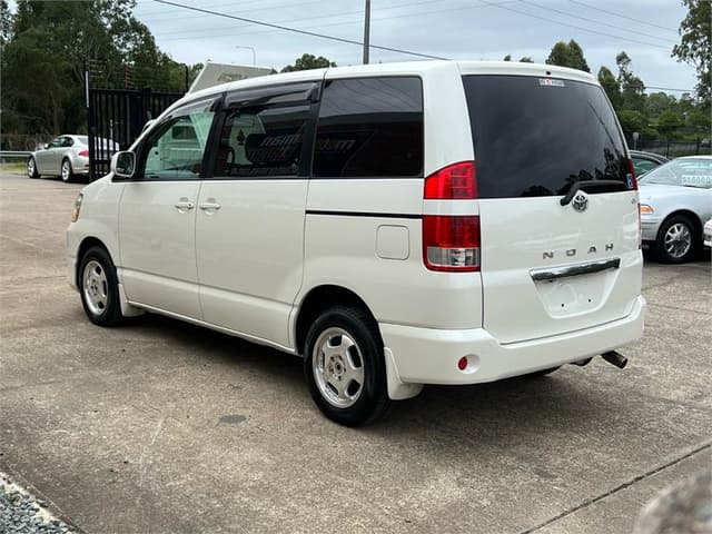 2004 Toyota Noah JDM car for sale — photo 8 of 18