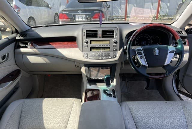2010 Toyota Crown JDM car for sale — photo 23 of 25