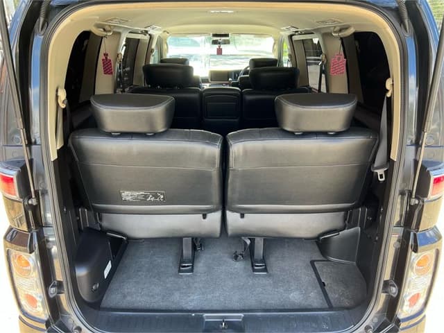 2009 Nissan Elgrand JDM car for sale — photo 16 of 18