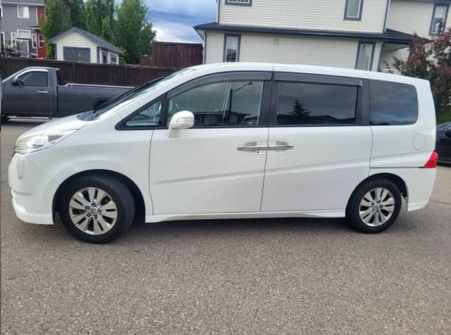 2009 Honda Stepwagon JDM car for sale — photo 5 of 12