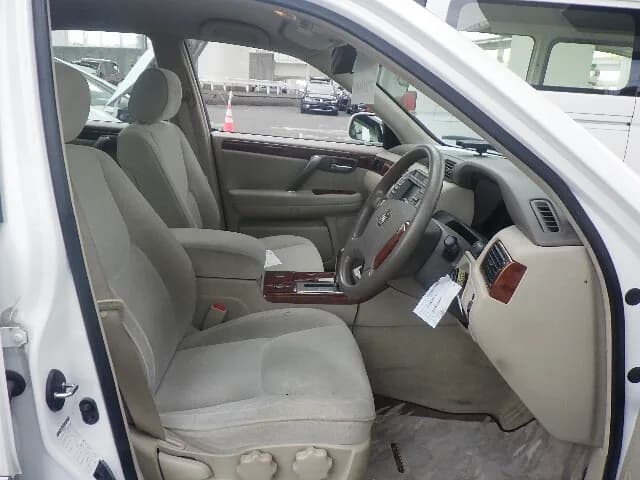 2001 Toyota Crown JDM car for sale — photo 3 of 9