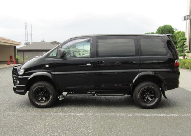 2004 Mitsubishi Delica JDM car for sale — photo 11 of 12