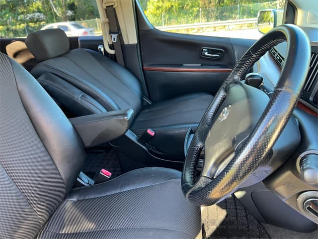 2005 Nissan Elgrand JDM car for sale — photo 13 of 15