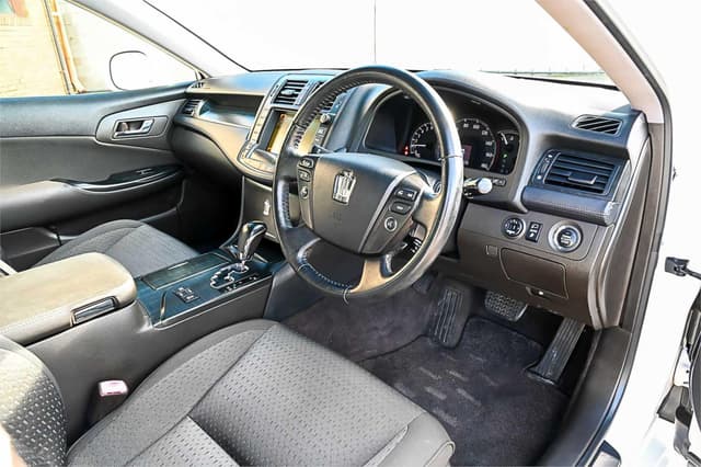 2010 Toyota Crown JDM car for sale — photo 14 of 22