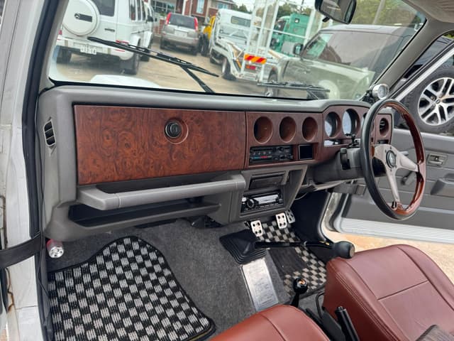 1997 Suzuki Jimny JDM car for sale — photo 11 of 14