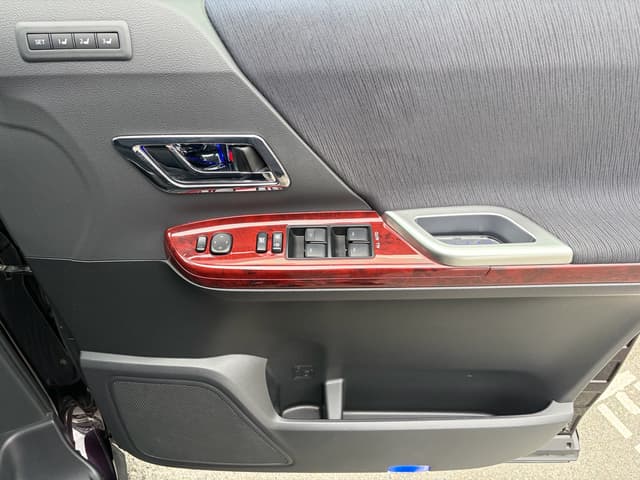 2010 Toyota Vellfire JDM car for sale — photo 15 of 23