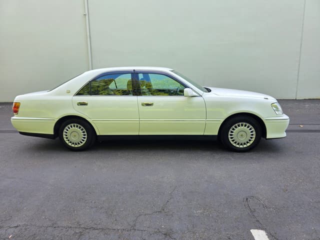 2000 Toyota Crown JDM car for sale — photo 2 of 13
